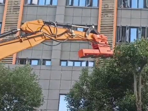 Revolucione la limpieza de su terreno con nuestra cosechadora de arbustos de alta calidad para excavadoras.