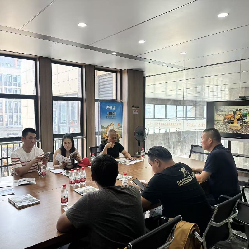 La delegación de expertos ferroviarios tailandeses visitó e inspeccionó el funcionamiento eficiente de la máquina cortadora de ferrocarril.