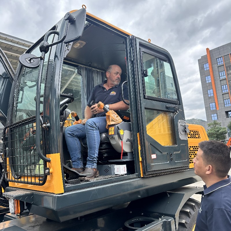 Una delegación de distinguidos clientes sudafricanos visitó Jinggong Railway Excavator Company: profundizando la cooperación internacional y apoyando la construcción ferroviaria global