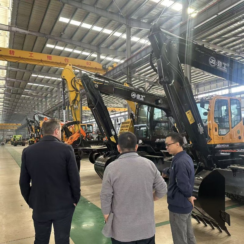 La delegación de clientes austriacos visitó Jinggong Railway Excavator Company para inspección e intercambio.