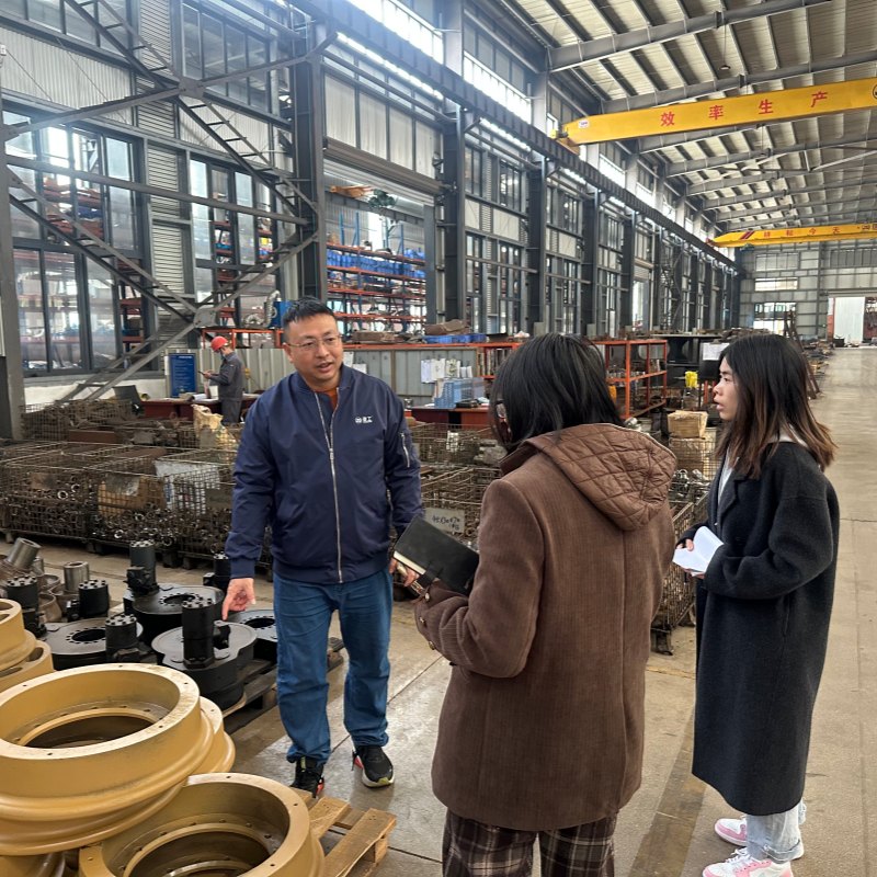 Los clientes rusos visitaron la fábrica de excavadoras Jinggong y elaboraron conjuntamente un nuevo plan para la cooperación global.