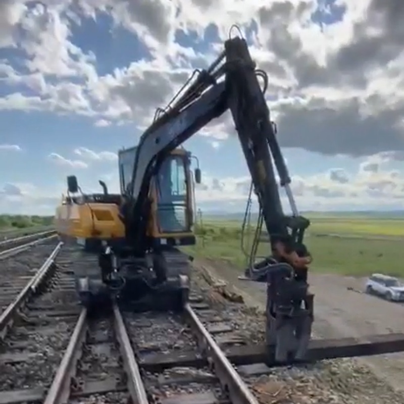 Los clientes rusos comparten videos de construcción para presenciar el excelente desempeño del cambiador de almohadas ferroviarias en Russian Railway.