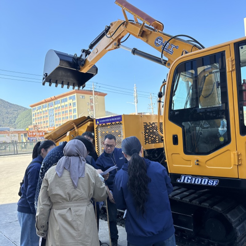 Una delegación indonesia inspecciona la máquina de cribado ferroviaria JG100SF en Jinggong Excavator