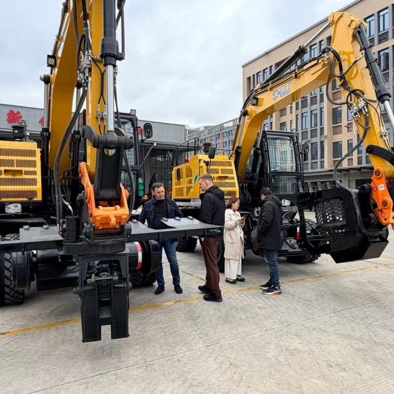 Los clientes rusos visitaron Jinggong Excavator Company para inspeccionar el equipo de excavadora ferroviaria.