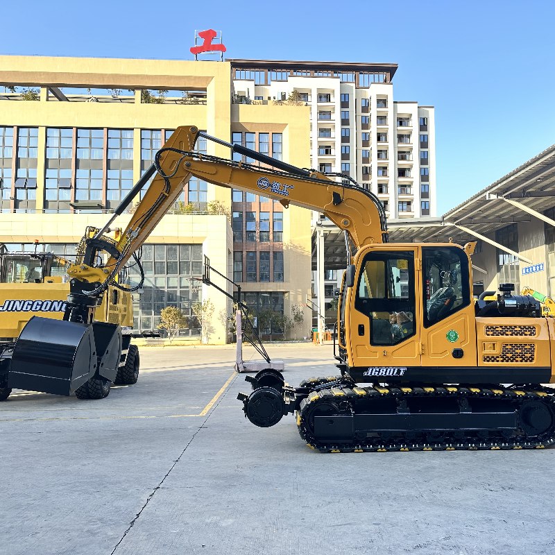 Jinggong JG80LT: Excavadora de orugas fiable con cuchara bivalva para trabajos ferroviarios.