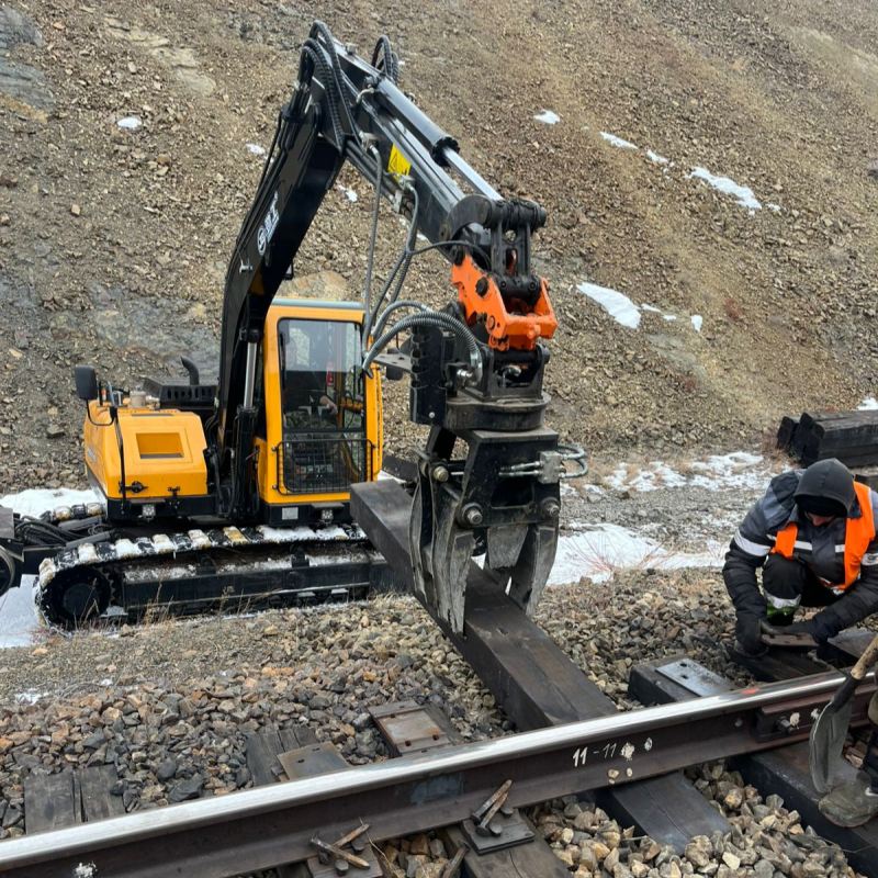 Jinggong Railway Excavator: A Valuable Companion Next to the Track