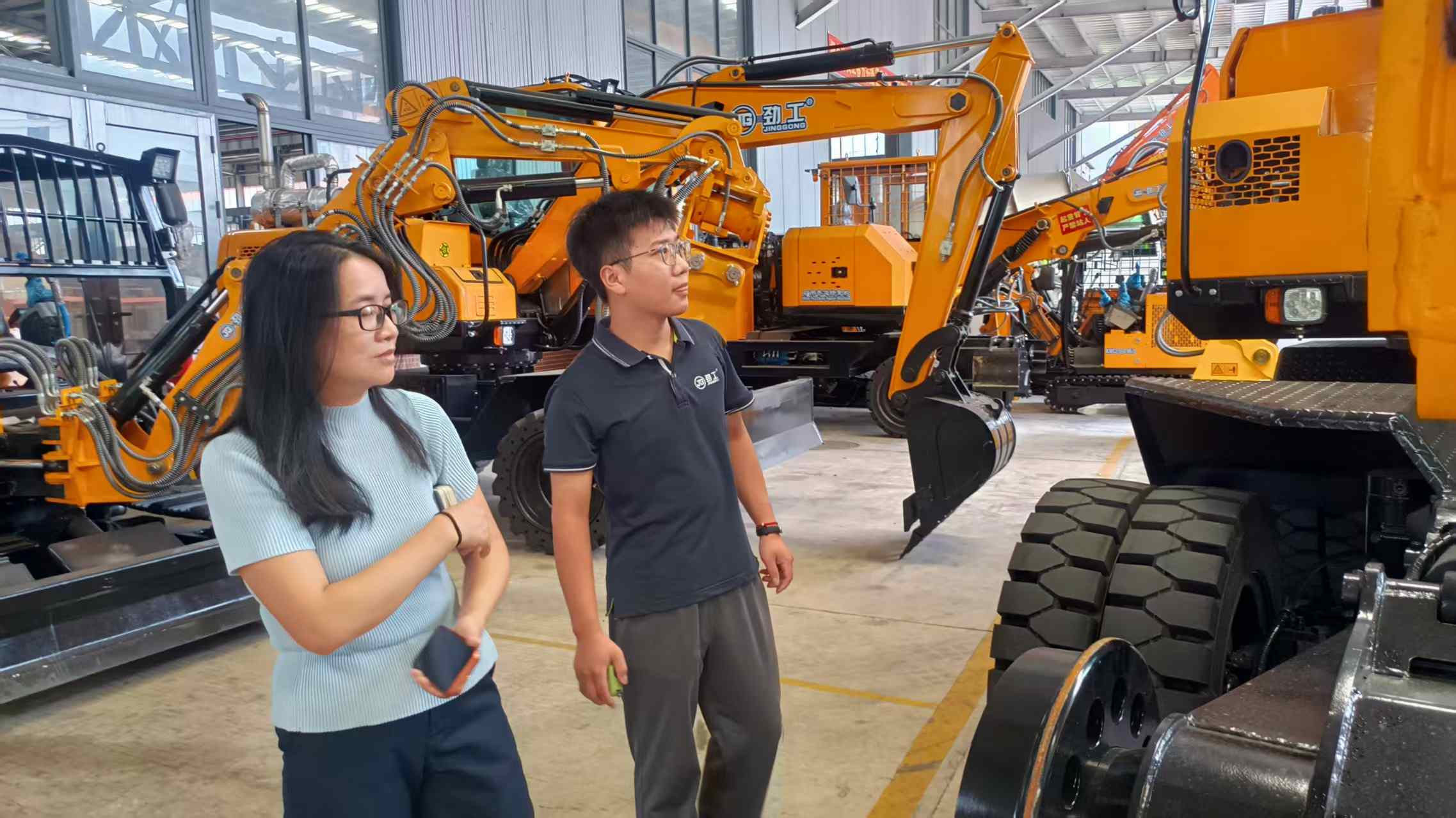 Un cliente ruso visita Quanzhou JINGGONG Machinery para una inspección in situ de la maquinaria y una reunión técnica sobre excavadoras mineras.